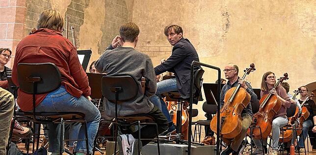 Danko Drusko bei der Probe mit dem Sinfonieorchester Villingen-Schwenningen im Franziskaner Konzerthaus.