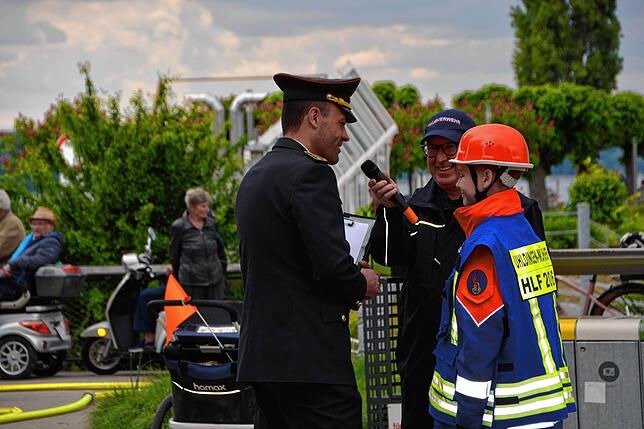 Leon Schmidt (rechts) Einsatzleiter der Jugenfeuerwehr erstattete Kreisbrandmeister Alexander Amann Bericht über die erfolgreiche ...