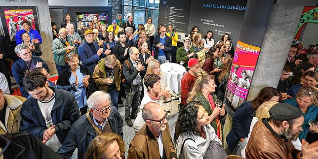 Die Vernissage im Gewölbekeller war gut besucht. Viele der Gäste zeigten sich beeindruckt von den Auftritten der Poledancerinnen.