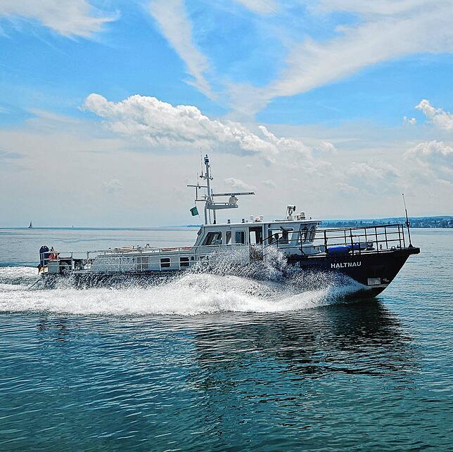 Die Besatzung des Zollboots „Haltnau“ reagiert sofort, wenn Menschen auf dem Bodensee in Seenot geraten.