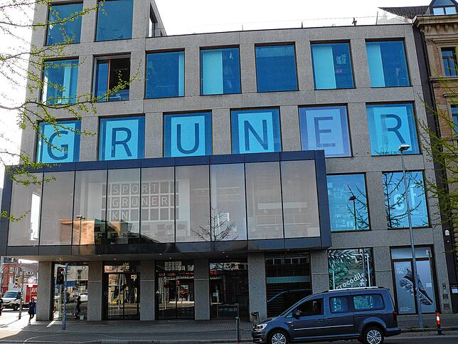 Die Mitarbeiter von Sport Gruner leben mit der Ungewissheit, ob das große Sportgeschäft zwei Etagen öffnen darf.