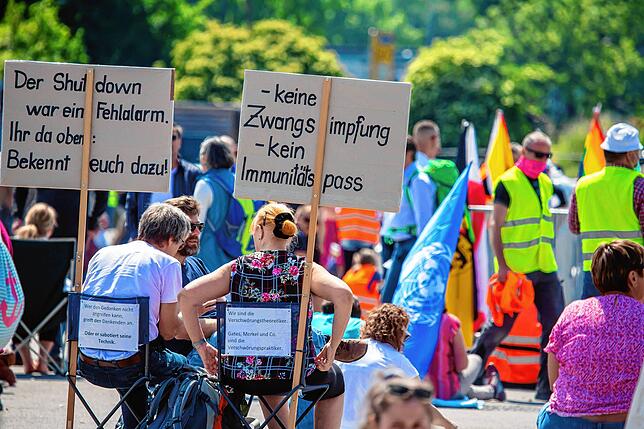 Corona-Leugner und so genannte Querdenker kritisieren eine Impflicht, die es gar nicht gibt.