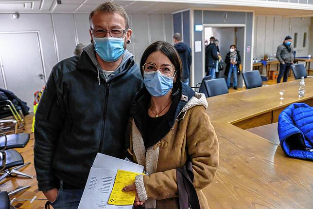 Hunderte Menschen lassen sich beim Impftag im Rahmen des Martinimarkts in Singen immunisieren, darunter auch Katharina und Ansgar Vaubel ...