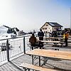 Besucher sitzen auf der Terrasse des Restaurants Bahnhöfli im Skigebiet auf der Rigi im Kanton Schwyz.