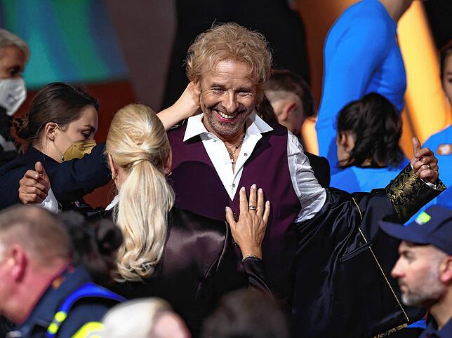Thomas Gottschalk freut sich nach dem Ende der Jubiläumsshow &bdquo;Wetten, dass..?&ldquo; mit seiner Partnerin Karina Mross. Er war der ...