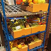 Die Kisten mit Obst und Gemüse im Edeka warten auf diesem Wagen auf ihre Abholer.