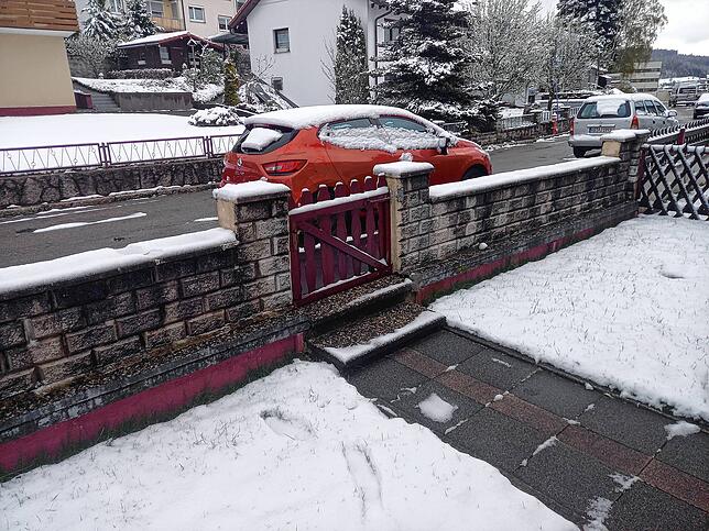 Morgenüberraschung auf 900 Metern Höhe: Der Winter meldet sich zurück. Und das Auto würde gerne vom Schnee befreit werden.