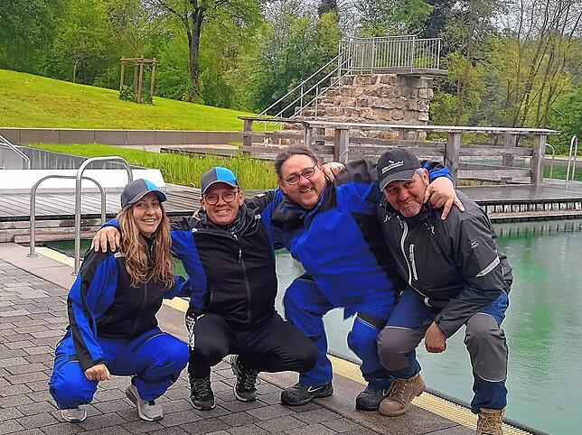 Erst zwei Wochen ist dieses Bild alt. Es zeigt das Team des Murger Naturbads Murhena, das das Freibad bei alles andere als sommerlichen ...