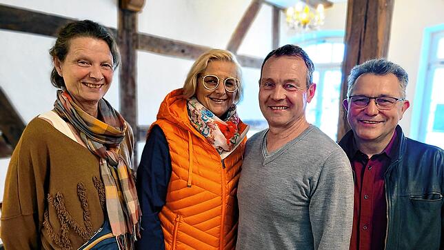 Im Umbruch: Ulrike Griß (links) von den Freien Wählern in Gaienhofen begrüßt den Zuwachs ihrer Liste von Mechtild Biechele und Andreas ...