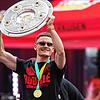 Leverkusens Florian Wirtz präsentiert bei der Meisterfeier in der BayArena die Meisterschale. Nun kommt die Mannschaft um Wirtz auf die ...