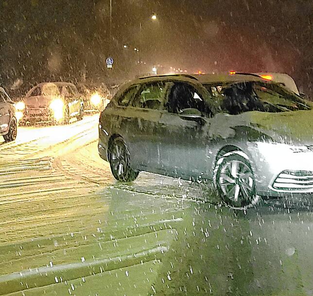 Dicht an dicht quälen sich die Autos zwischen Villingen und Schwenningen durch das Schneetreiben: Das Wetter sorgt ab dem späten ...