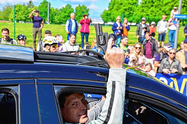 Da Jan Ullrich selbst verletzungsbedingt nicht radeln kann, gibt er den Startschuss für das erste nach ihm benannte Cycling-Festival aus ...