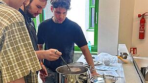 Konzentriert bei der Arbeit: Die Schüler brauen ihr Bier in Kochtöpfen.