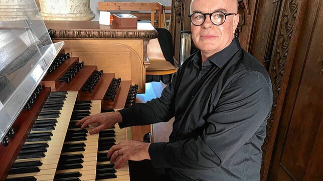 Organist Paolo Bougeat hatte aus Aosta auch Eigenkompositionen nach St. Blasien mitgebracht. Foto: Karin Steinebrunner