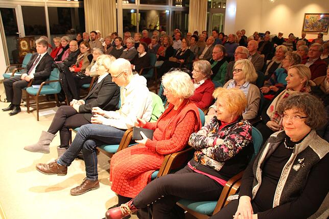 140 Besucher sind ins Überlinger Augustinum gekommen, um das Gespräch über Gott und die Welt zu verfolgen.