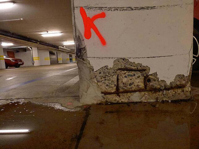 Die Betonstützen in der Kursaaltiefgarage sind marode. Die Sanierung des Parkhauses hat begonnen.