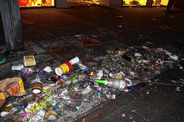 (Archivbild): Selten hat die Stadtreinigung so viel zu tun wie an Fastnacht. Ein Glasverbot an einzelnen Tagen soll die Reinigungskräfte ...