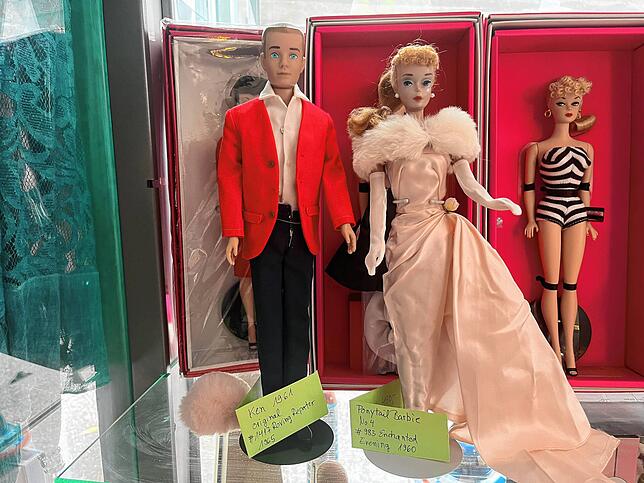 Das Material, das bis 1960 für die Barbie-Puppen verwendet wurde, ist über die Jahre ausgeblichen. Daher wirkt die über 60 Jahre alte ...