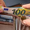 Eine Frau zieht einen Geldschein aus einem Geldbeutel. Ein Startkapital würde für mehr Chancengleichheit sorgen. Bild: dpa