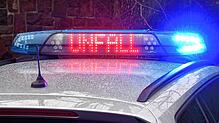 ARCHIV – 19.02.2020, Schleswig-Holstein, Kiel: Die Leuchtschrift “Unfall„ ist auf dem Dach eines Streifenwagens zu sehen. (zu dpa: ...