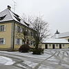 Das Pfarrhaus und die Kirche in Urnau machen äußerlich einen sehr soliden Eindruck, allerdings sind beide Gebäude sanierungsbedürftig ...