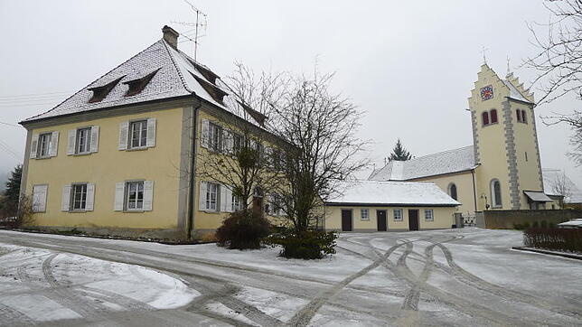 Das Pfarrhaus und die Kirche in Urnau machen äußerlich einen sehr soliden Eindruck, allerdings sind beide Gebäude sanierungsbedürftig ...