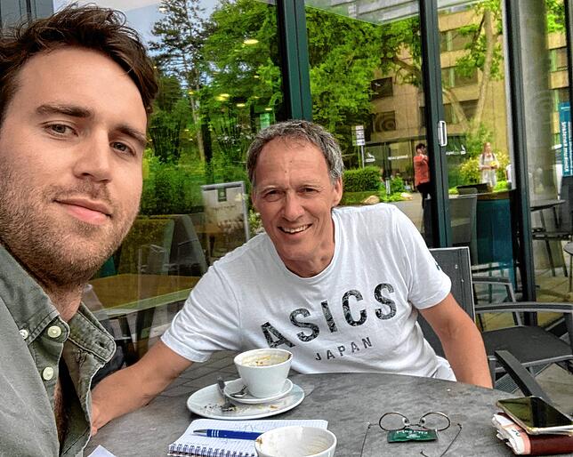 SÜDKURIER-Volontär Cian Hartung mit Baumann.