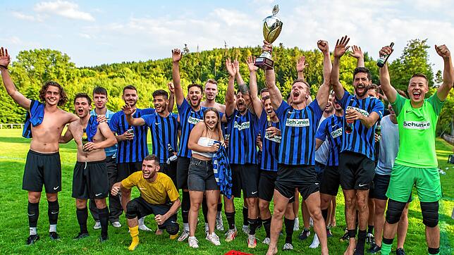 Der Pokal bleibt da: Die SG FC Wehr/Brennet gewann das Endspiel um den Wehratalpokal in Brennet mit 2:0 gegen den FC Wallbach.