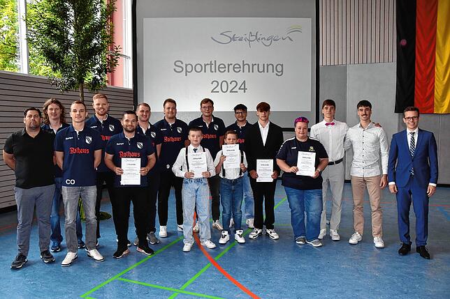 Bürgermeister Benjamin Mors (rechts) fand wieder viele lobende Worte für die erfolgreichen Steißlinger Sportler. Geehrt wurden sieben ...