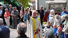 Pfarrer Bernhard Stahlberger zelebriert den Gottesdienst und anschließend segnet er die 30 Traktoren und die Menschen, die sie fahren. ...