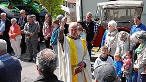 Pfarrer Bernhard Stahlberger zelebriert den Gottesdienst und anschließend segnet er die 30 Traktoren und die Menschen, die sie fahren. ...