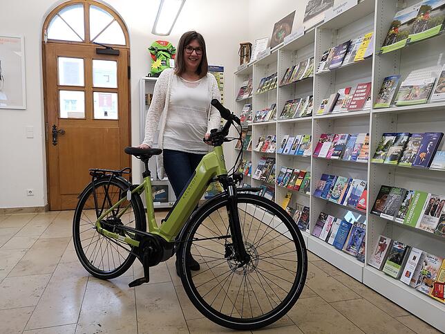 Nadine Krejcir von der Donaueschinger Tourist-Info zeigt ein brandneues E-Bike. Auch Einheimische leihen es sich aus – aus Testzwecken. ...
