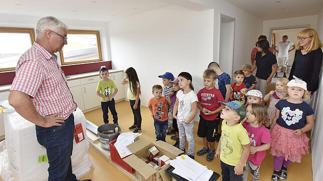 Kindergarten-Neubau in Behla: 20 Kinder vom Kindergarten St. Maria Hausen vor Wald besichtigen im Sommer unter der Leitung von Architekt ...