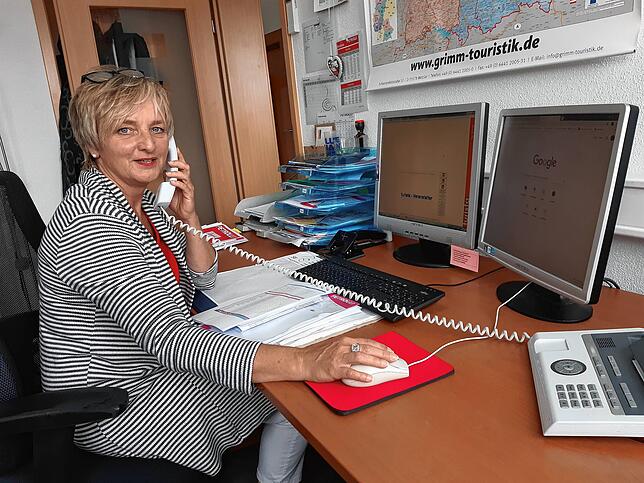 Verena Buer kümmert sich um die Anliegen der Kunden. Ein neuer Alltag zwischen Stornierungen, Änderungen und Kompromissen.