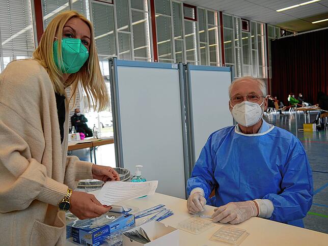 Alexandra Fehringer und Fritz Grüninger sind im Testzentrum in der Steißlinger Seeblickhalle ein eingespieltes Team.