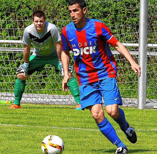 Ruhender Pol: Carmine Marinaro behält bei einem Spiel des SC Lauchringen im Jahr 2016 im Mittelfeld den Überblick.