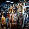 Eine lebensgroße Hitler-Statue ist eines von vielen mindestens eigenartigen Verkaufsobjekte in dem Laden.