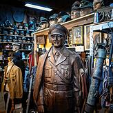 Eine lebensgroße Hitler-Statue ist eines von vielen mindestens eigenartigen Verkaufsobjekte in dem Laden.