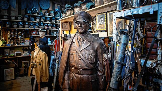 Eine lebensgroße Hitler-Statue ist eines von vielen mindestens eigenartigen Verkaufsobjekte in dem Laden.