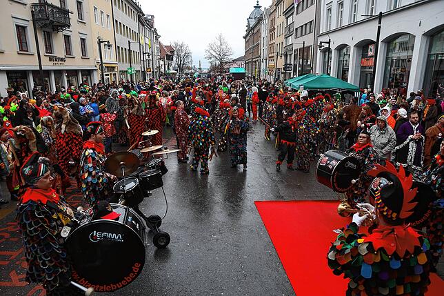 Bild 15: Fasnacht 2025 in Konstanz: Diese Bilder zeigen das bunte Narrentreiben auf der Marktstätte!