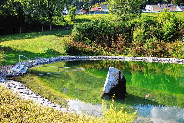 Das Wasser des Badesees kommt völlig ohne Chlor aus. In diesem Sommer werden sich keine Badegäste darin abkühlen.