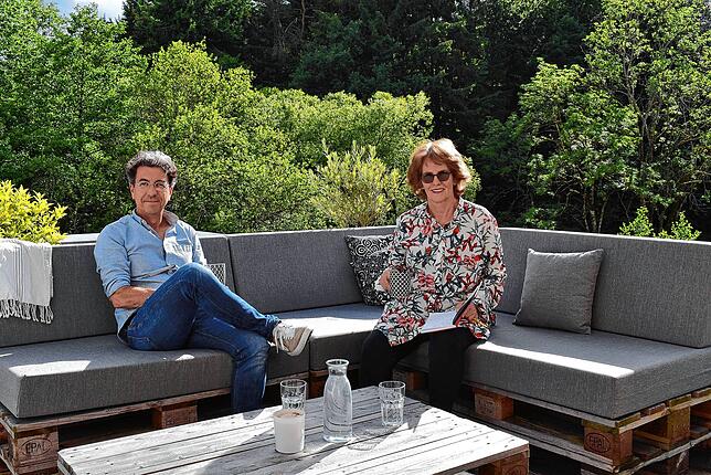Manuel Dörflinger spricht mit Mitarbeiterin Ursula Ortlieb auf der Terrasse seines Wohnhauses in Birkendorf über das Hagehole. Von dort ...