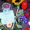 Blumen, Kerzen und Botschaften liegen Anfang August vor dem Rathaus von Gottenheim, wo Menschen sie in Anteilnahme am Tod der ...
