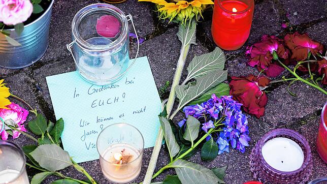 Blumen, Kerzen und Botschaften liegen Anfang August vor dem Rathaus von Gottenheim, wo Menschen sie in Anteilnahme am Tod der ...