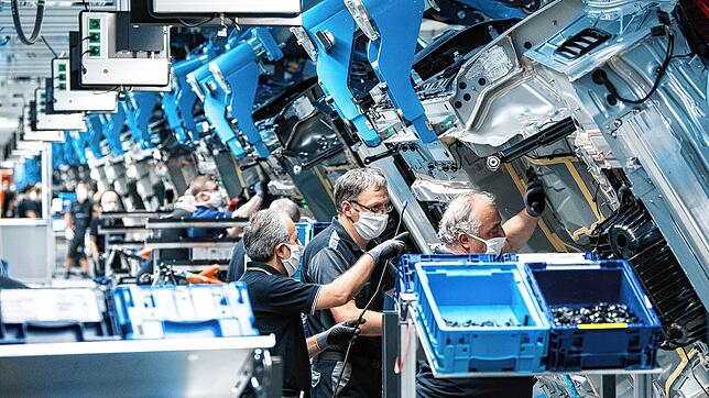 Mitarbeiter von Mercedes-Benz arbeiten in Sindelfingen an einer S-Klasse. Rund 93 000 Beschäftigte von Mercedes-Benz in Deutschland ...