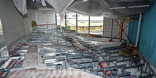 Im Hörsaal A703 im Gebäude A, wird die Stahlunterkonstruktion des gestuften Hörsaalbodens, unter dem sich die Lüftungstechnik befindet, ...