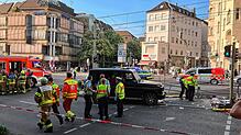In der Stuttgarter Innenstadt ist nach Polizeiangaben ein Auto in eine Personengruppe gefahren.