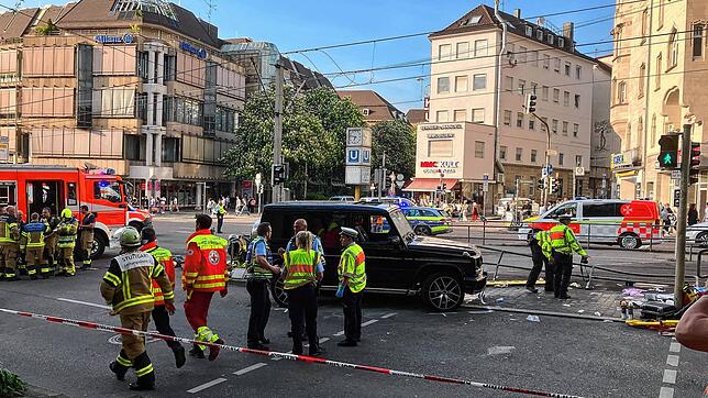 In der Stuttgarter Innenstadt ist nach Polizeiangaben ein Auto in eine Personengruppe gefahren.