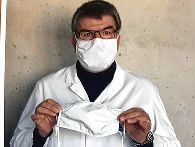 Schutzkleidung von Geiger-Textil: Geschäftsführer Jochen Geiger zeigt den Mundschutz, den die Firma demnächst anbietet.