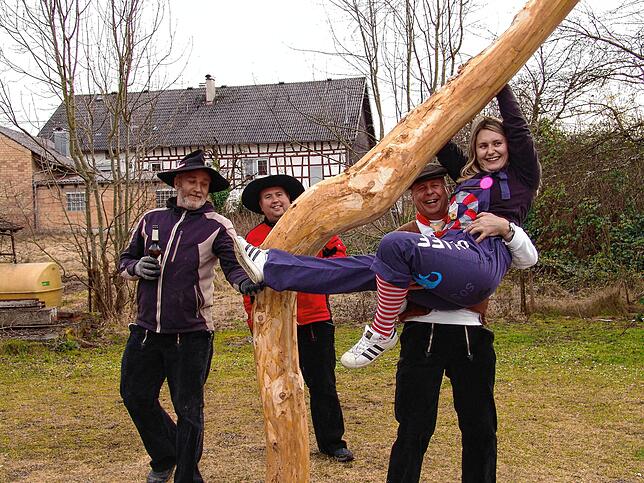Bild 14: Narrenbaum mit Corona-Knick in Weildorf